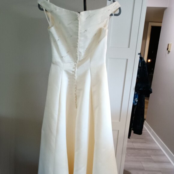 A new ivory satin simple elegant wedding gown in size 10 - Picture 3 of 7